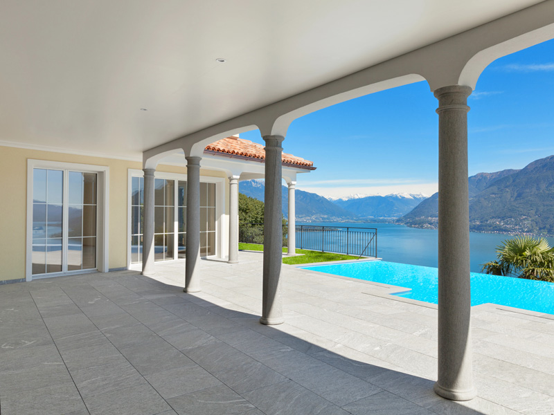 Terrasse mit grauen Granitplatten