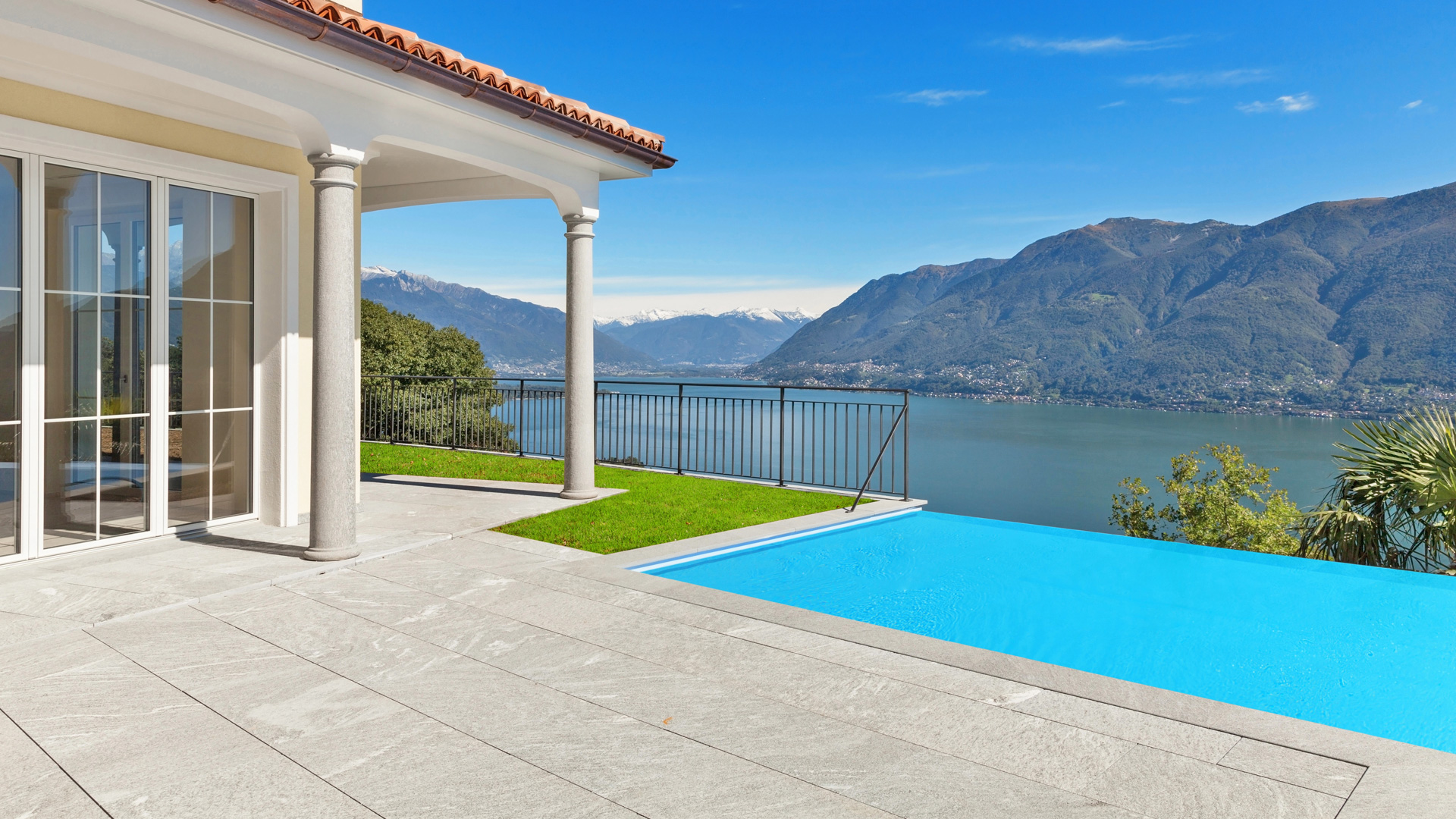 Terrasse mit Natursteinplatten